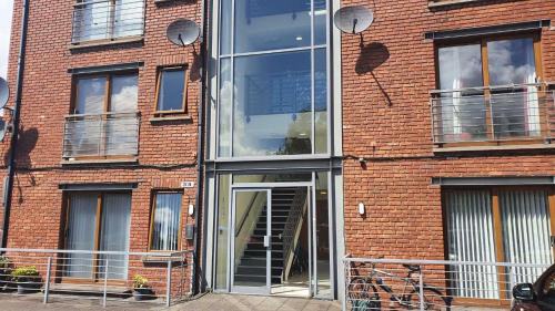Belfast Apartment | Titanic View Penthouse - Gated complex - Parking