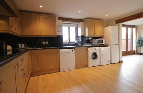 Chipping Norton Cottage | TITHE BARN, LYNEHAM, pet friendly, with open fire in Burford