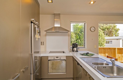 Matarangi Cottage | Titoki Magic - Matarangi Holiday Home