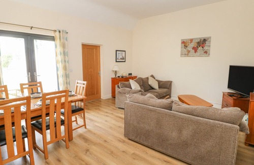 Haverfordwest Cottage | TLWS BACH, family friendly, with a garden in Roch