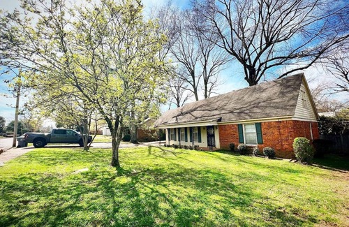 East Memphis House | tn4BR Memphis Retreat Game Backyard Prime Location