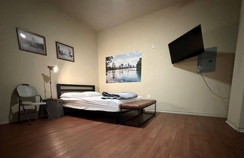 North Loop Condo | TNC 104 Luckey · ATX Lovely Studio Apartment, GREAT location!