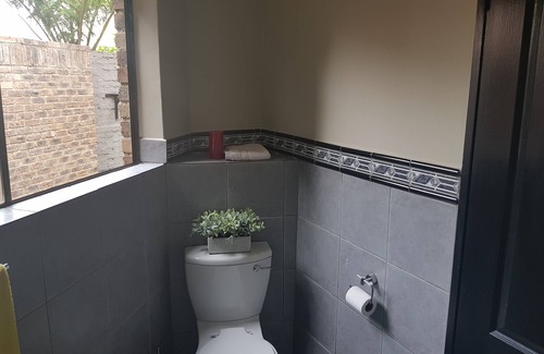 Greater Johannesburg Metropolitan Area Cottage | To closed to the sandton craft market and Nelson Mandela square, your memory