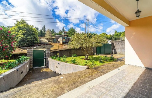 Santo da Serra House | To complete, Angela Holiday House