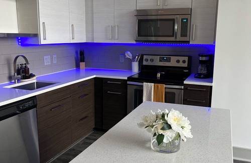 Downtown Atlanta Apartment | Toast to the City/ATL High-Rise with Bar & Views