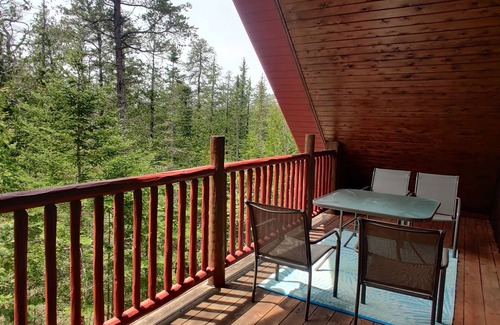 Northern Bruce Peninsula Cottage | Tobermory Peaceful Private Entire Log Cottage Spacious Fully Equipped