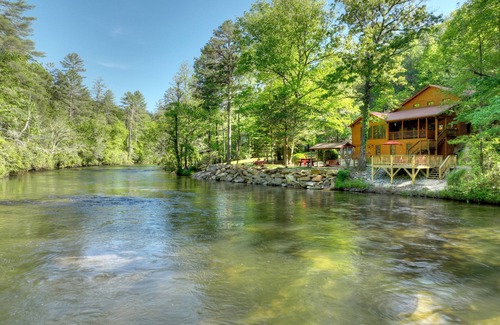 Blue Ridge Cabin | Toccoa River Frontage - Steps from the water, Sleeps 10, Fire Pit, Pet Friendly
