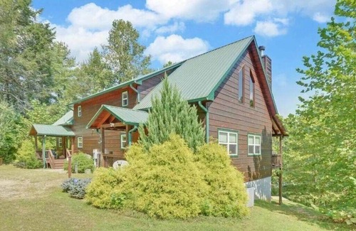 Suches House | Toccoa Riverfront Cabin 3 Bedrooms 3 Baths Private Hot Tub