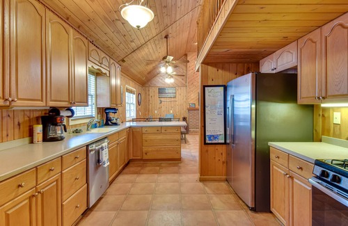 Toccoa Cottage | Toccoa Vacation Rental w/ Game Room & Boat Dock!