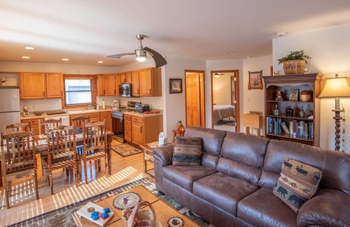 Todd Cottage | Todd Cottage in the woods - Fire pit - Basketball Hoop - Beautiful wooded setting