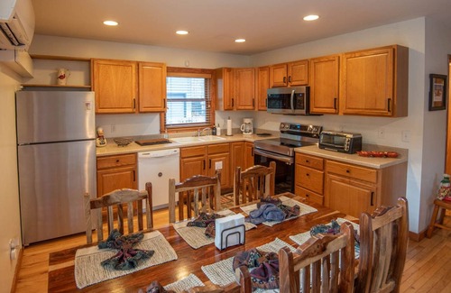 Todd Cottage | Todd Cottage in the woods - Fire pit - Basketball Hoop - Beautiful wooded setting