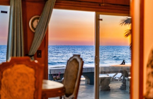 Mussel Shoals House | Toes in the Sand! Great Location!