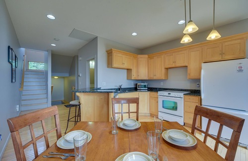 Tofte House | Tofte Tranquility: Lakefront Townhome w/Balcony!