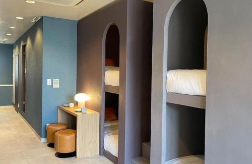 Hadano Apartment | Tokyo Gallery Stay 駅1分で貸切 8人OKのアーティスト制作のベッド 桜を見下ろせる部屋 商店街で賑やか