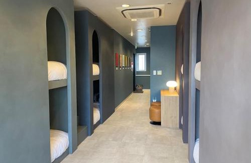 Hadano Apartment | Tokyo Gallery Stay 駅1分で貸切 8人OKのアーティスト制作のベッド 桜を見下ろせる部屋 商店街で賑やか