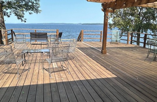 Negreet House | Toledo Sunset and all its “Big Deck Energy”