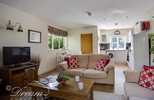 Frampton Cottage | TOLL LODGE, pet friendly, with open fire in Frampton