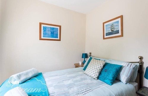 Frampton Cottage | TOLL LODGE, pet friendly, with open fire in Frampton