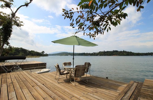 Livingston House | ☀Tom's Paradise: River Front View, Private Pool, A/C + Free Breakfast