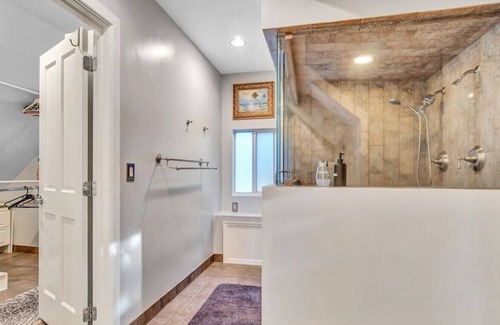 Riverside Park House | Tom's Two Story w/ Heated Salt Water Pool 3 bed/3bath