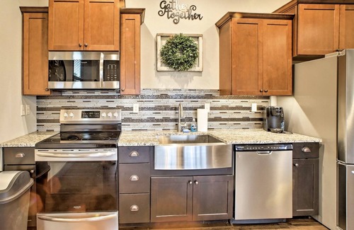 Lampe Cabin | Tomahawk Lodge Wheelchair Friendly w/Bluff View Near Branson! Pickleball Court