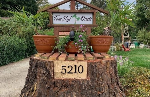 Atascadero House | TomKat Oasis, Hosting, Private Bungalow & Parking. 1000 SQ-FT. Maximum 4 Guests