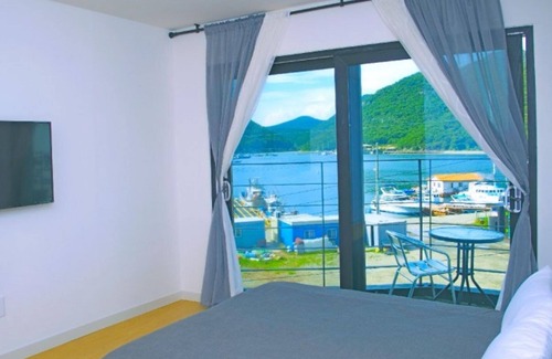Iun House | Tongyeong Chorokbitbada Pension