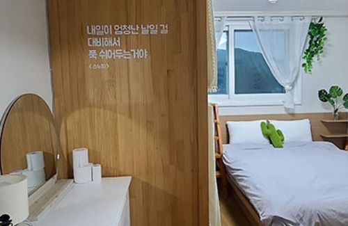 Yanghwa House | Tongyeong Slobbie Guest House