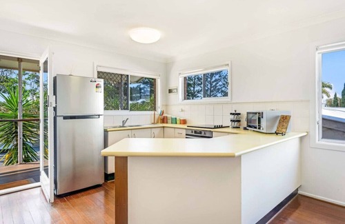 Burleigh Heads Apartment | Tony's Getaway in Koala Park + Amazing Beach Views