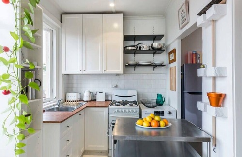 Darlinghurst Apartment | Top Floor 1 Bedroom Apt with Views, Close To CBD