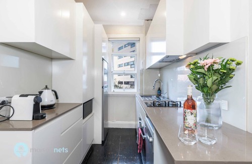 Darlinghurst Apartment | Top Floor 1 Bedroom Apt Sunroom, Close To CBD