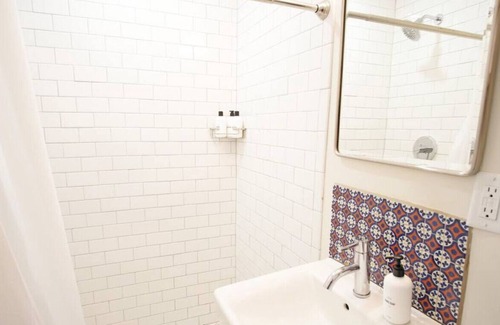 Yamacraw Village Apartment | Top-Floor 2 BR in the Heart of Downtown Savannah