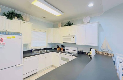 Central Myrtle Beach Apartment | Top-Floor 2BR Condo with Elevator, Golf & Beach