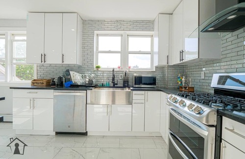 East Flatbush House | Top floor 3bdrm 1.5 bathroom apartment w/Balcony