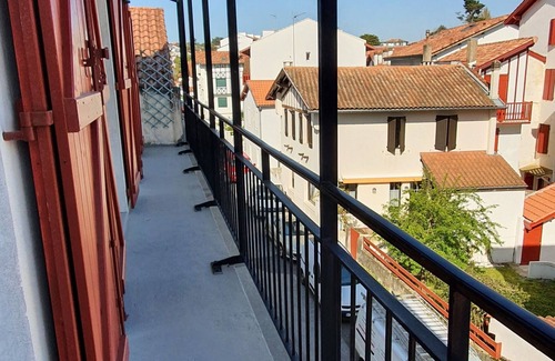 Saint-Jean-de-Luz Apartment | Top floor apartment close to the sea with quiet balcony