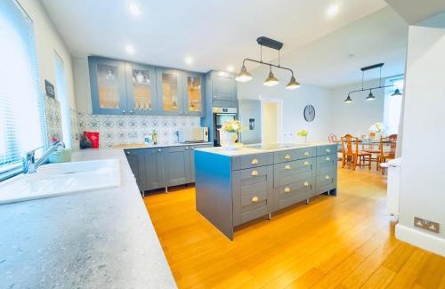 Gorgie Apartment | Top Floor Apartment with Castle Views