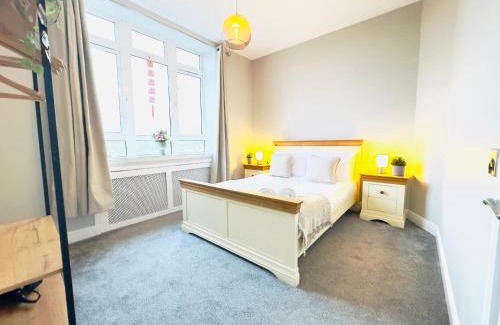 Gorgie Apartment | Top Floor Apartment with Castle Views