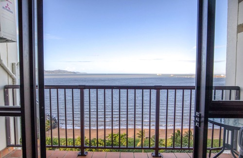 North Ward Apartment | Top Floor Aquarius Amazing Ocean Views fast WiFi Kayo Free weekly service