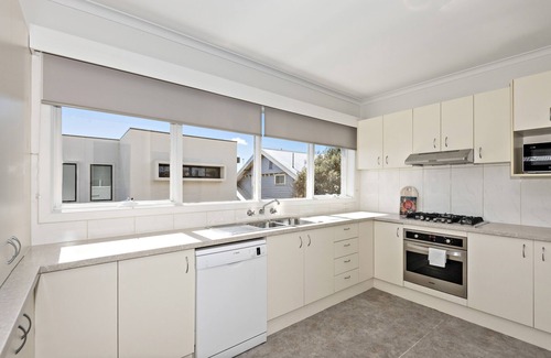 Frankston Apartment | Top Floor Beach Retreat Apartment