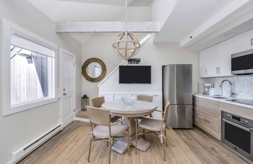 Napeague Apartment | Top Floor Beautiful White & Woody 1BR w/Loft