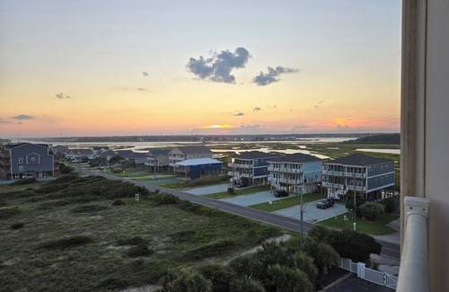 McCutcheon Field Condo | Top floor condo in N. Topsail Beach. Views of the beach & Intracoastal Waterway!