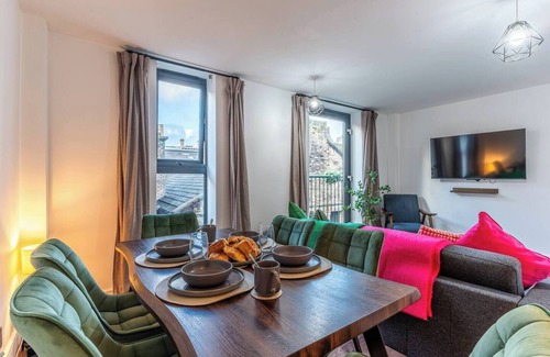 Liverpool City Centre Apartment | Top Floor | City Stay | Beatles Bars & Nightlife
