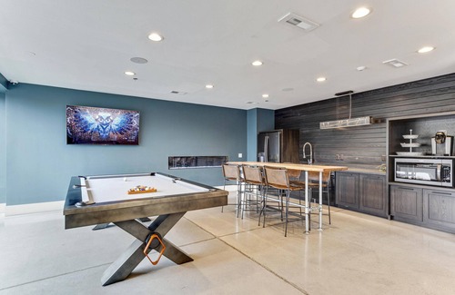 Downtown Salt Lake City Apartment | Top Floor City View Penthouse/Hottub/Gym/ Garage Parking/Workspace