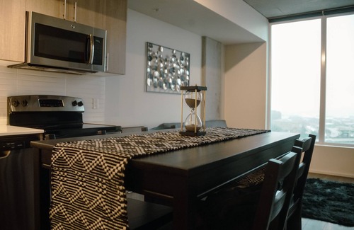 Pearl District Apartment | Top Floor Condo W/Beautiful View Overlooking the city