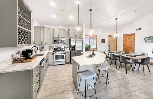 Bear Hollow Village Condo | Top Floor, Elevator, Sleeps 8, steps from Hot Tub