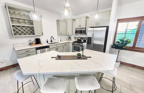 Bear Hollow Village Condo | Top Floor, Elevator, Sleeps 8, steps from Hot Tub