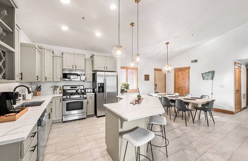 Bear Hollow Village Condo | Top Floor, Elevator, Sleeps 8, steps from Hot Tub