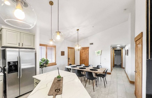 Bear Hollow Village Condo | Top Floor, Elevator, Sleeps 8, steps from Hot Tub