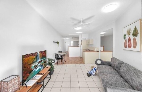 Trinity Beach Apartment | Top Floor - Enjoy the Sea Breeze