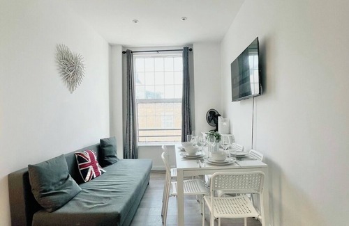 Euston Apartment | Top Floor flat next to Euston